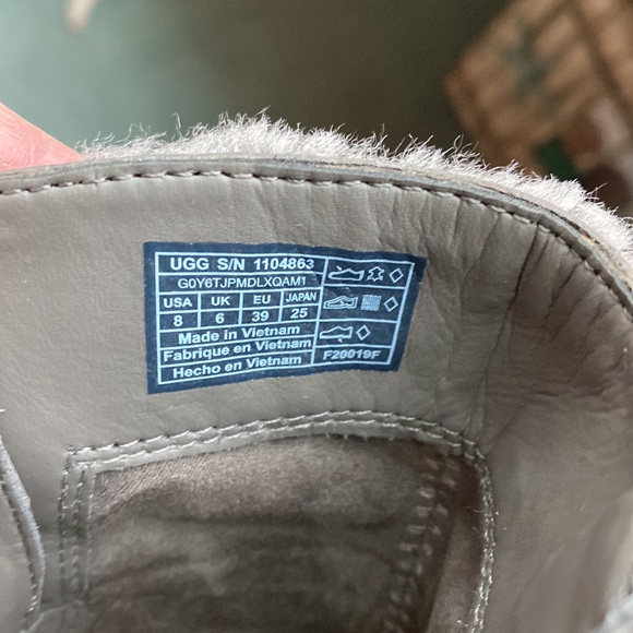 EUC UGG Kirke Shearling-Trimmed Leather & Suede Zip Up Ankle Boots - Picture 12 of 12